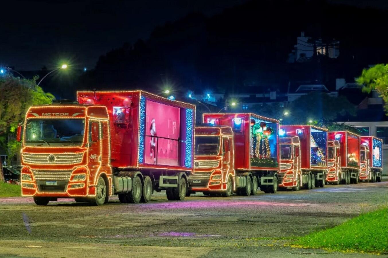 Desfile passará por várias regiões da cidade a partir das 21h; gratuita, atração contará com show de luzes, músicas natalinas e interações com Papai e Mamãe Noel