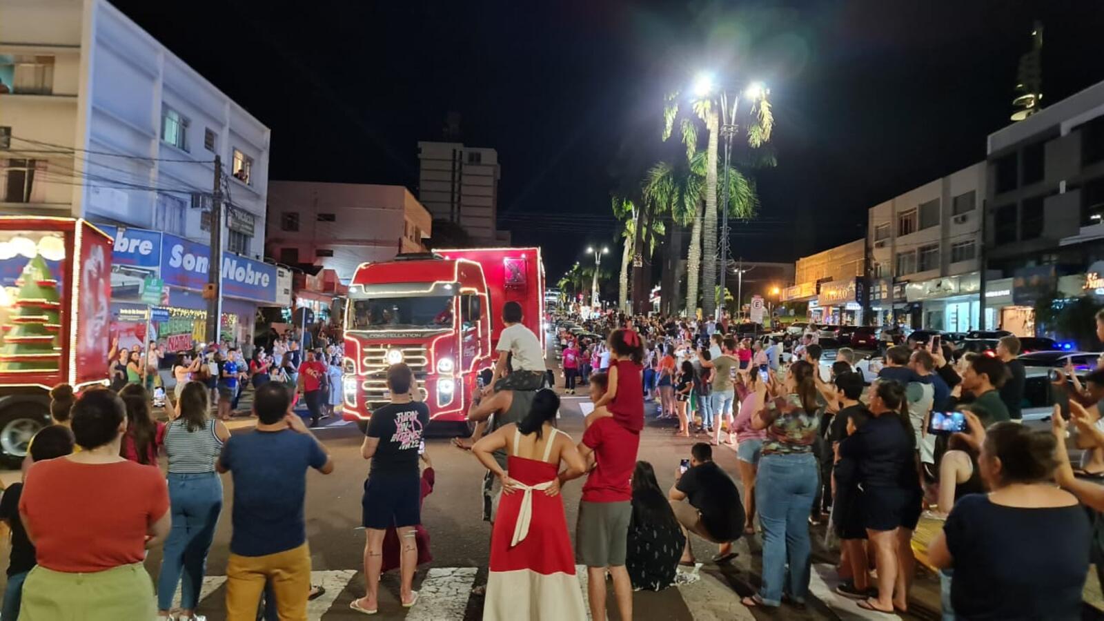 Na noite desta terça (17), Orquestra de Teutônia fez vibrar o público na Vila de Natal; logo após, caminhões da Coca-Cola percorreram várias ruas da cidade