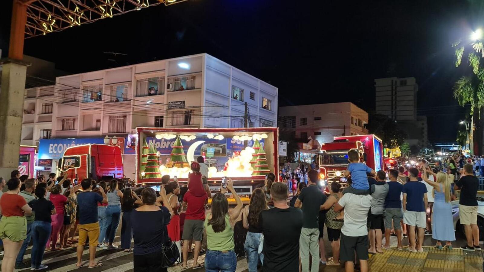 Na noite desta terça (17), Orquestra de Teutônia fez vibrar o público na Vila de Natal; logo após, caminhões da Coca-Cola percorreram várias ruas da cidade