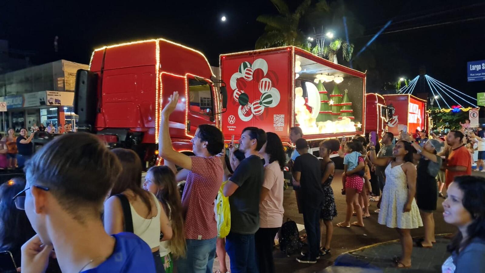 Na noite desta terça (17), Orquestra de Teutônia fez vibrar o público na Vila de Natal; logo após, caminhões da Coca-Cola percorreram várias ruas da cidade
