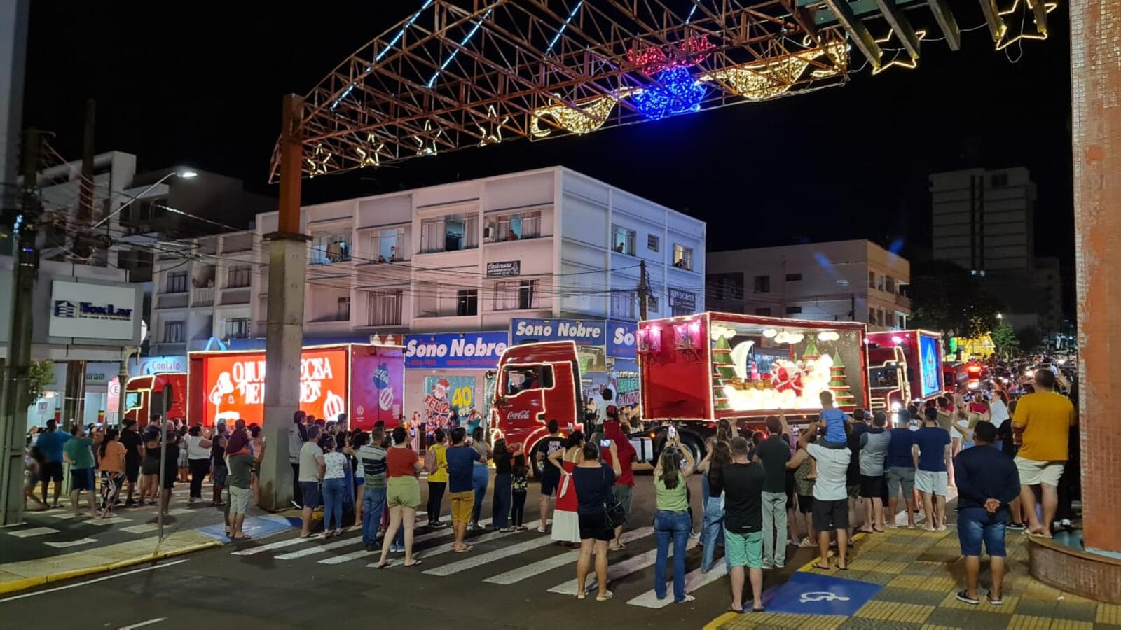 Na noite desta terça (17), Orquestra de Teutônia fez vibrar o público na Vila de Natal; logo após, caminhões da Coca-Cola percorreram várias ruas da cidade
