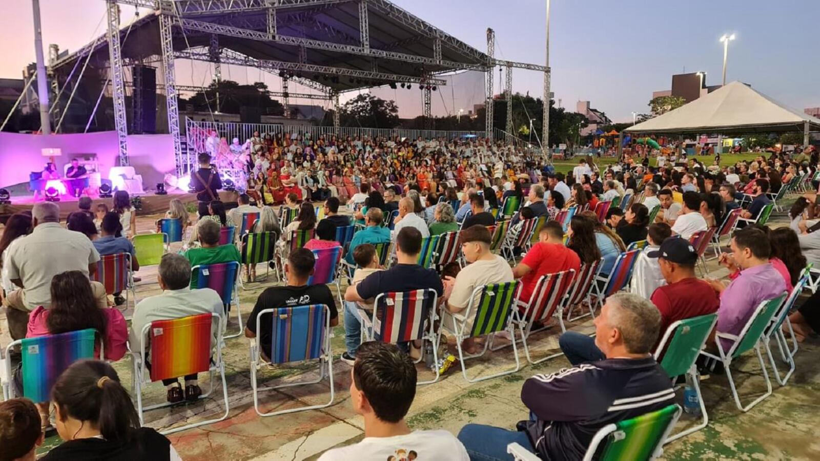 Dupla foi atração principal de evento realizado no Centro Multiuso do Panorama/São Francisco; festividades do aniversário do município seguem hoje (15)