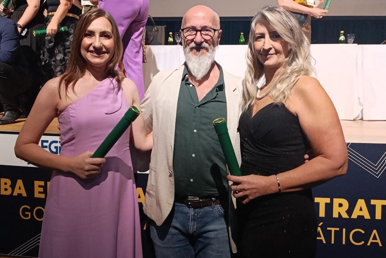 Honraria foi entregue às servidoras Daiana Sott Scheuer e Cleusa Elaine Schnee, que foi também oradora das turmas de MBA que se formaram na última sexta (13)