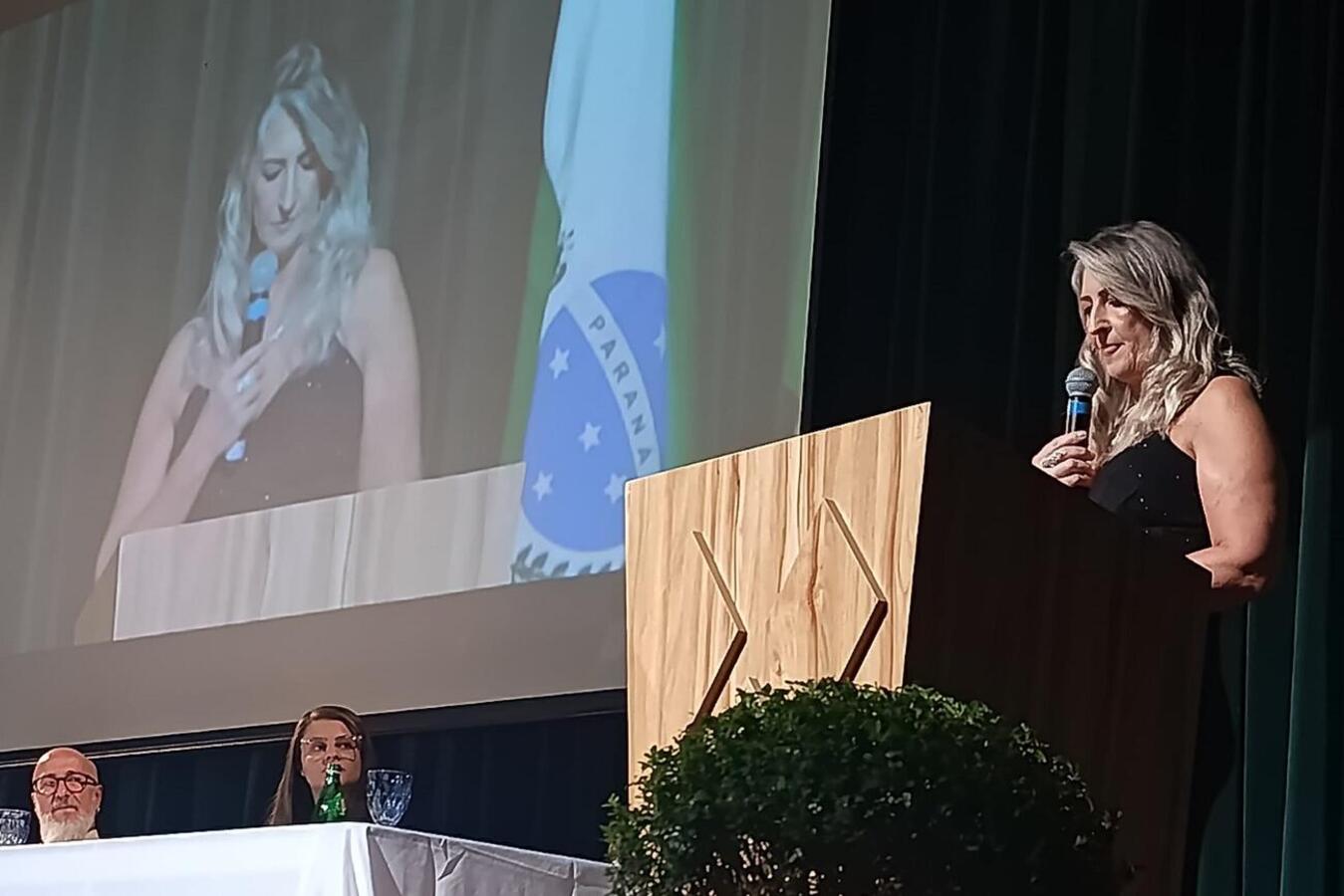 Honraria foi entregue às servidoras Daiana Sott Scheuer e Cleusa Elaine Schnee, que foi também oradora das turmas de MBA que se formaram na última sexta (13)