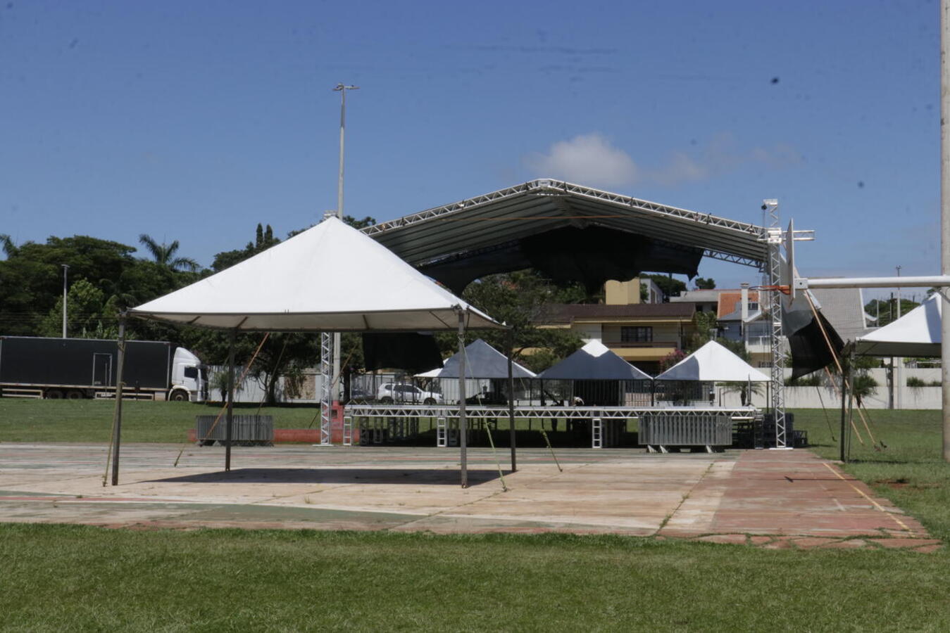 Palcos no Diva Paim Barth estão sendo montados para shows que seguem até domingo (8); Teatro, Biblioteca e Praça da Cultura também receberão atividades