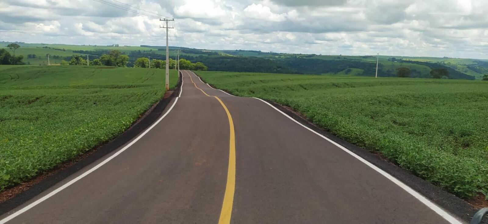 A cerimônia de entrega das obras aconteceu no último sábado (21) no distrito de Cerro da Lola. Foram pavimentados 2,4 quilômetros de estrada no distrito de Cerro da Lola