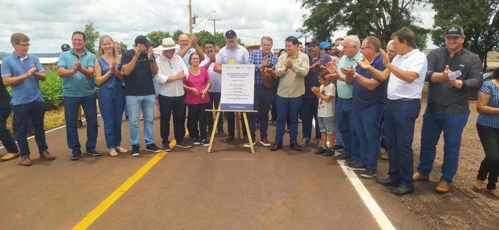 A cerimônia de entrega das obras aconteceu no último sábado (21) no distrito de Cerro da Lola. Foram pavimentados 2,4 quilômetros de estrada no distrito de Cerro da Lola