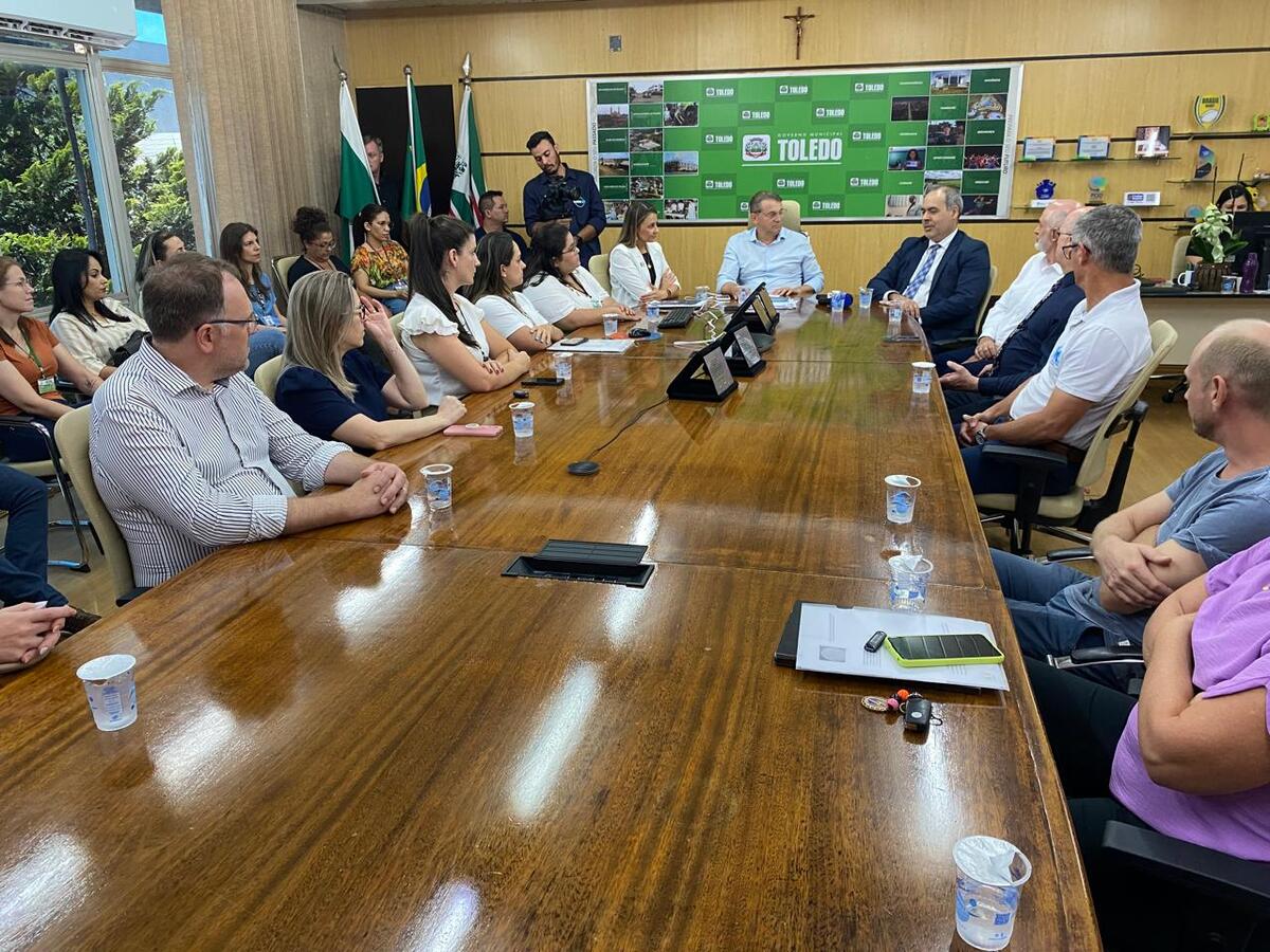 Na manhã desta quinta-feira (5) o prefeito Beto Lunitti e a secretária da saúde Gabriela Kucharski apresentaram os dois prêmios conquistados pelo município