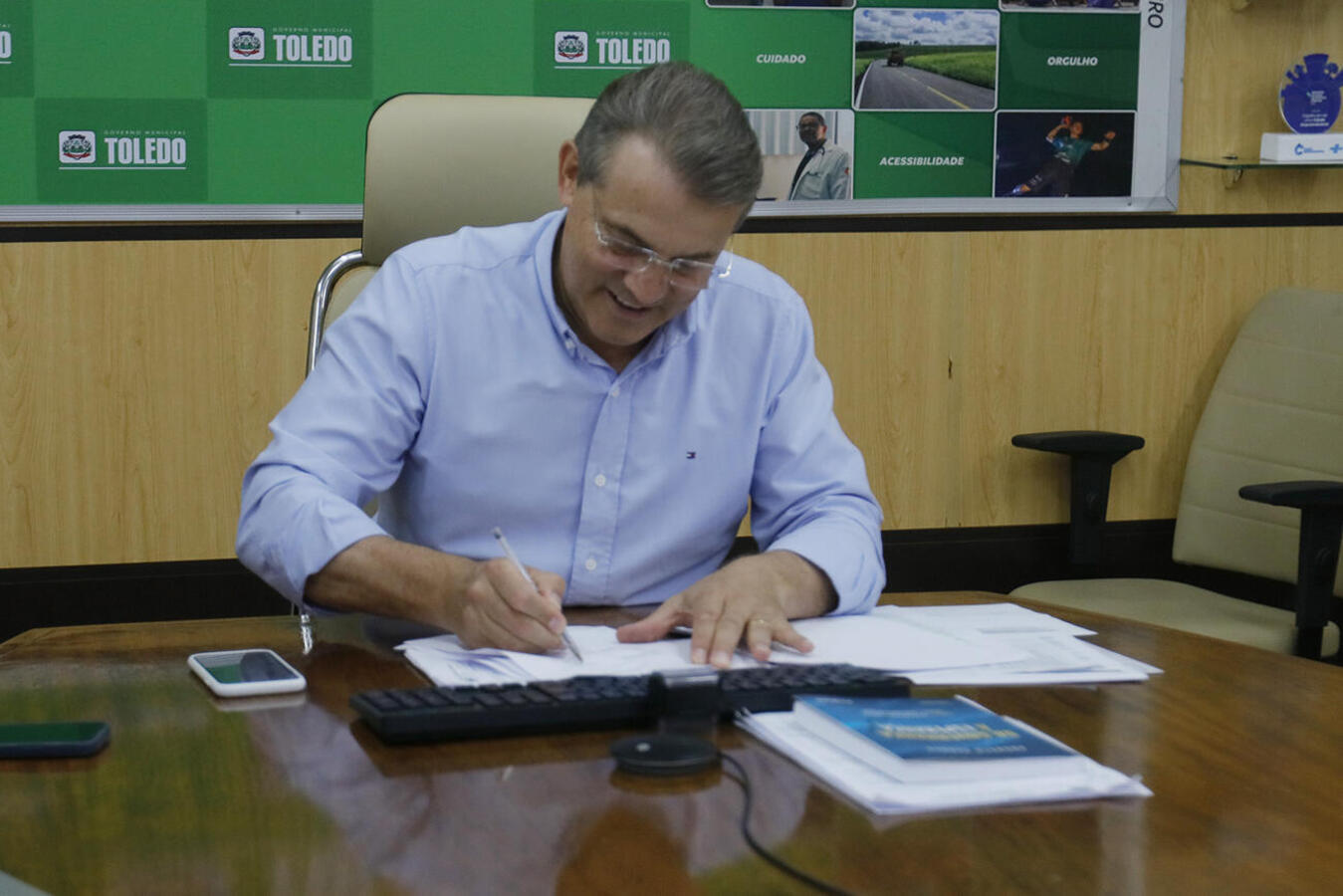 Ato na manhã desta quarta (18), na Sala de Reuniões do Gabinete do Prefeito, permitirá compra de caminhão câmera fria que será usado pelo Banco de Alimentos 