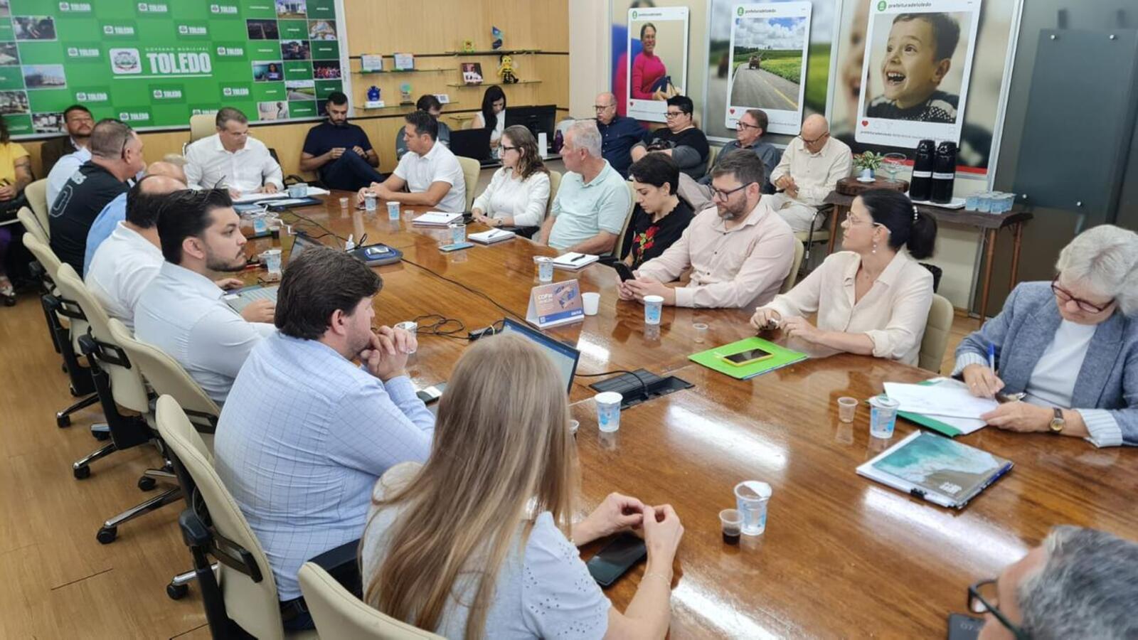 Já nas primeiras horas da manhã teve início a reunião de transição entre o atual e o novo governo municipal, com a presença maciça dos atuais e futuros secretários de governo