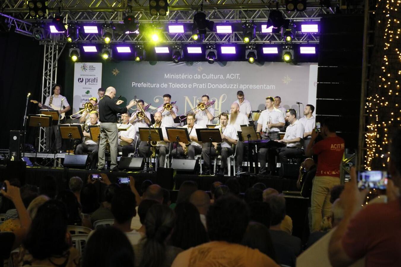 Na noite desta terça (17), Orquestra de Teutônia fez vibrar o público na Vila de Natal; logo após, caminhões da Coca-Cola percorreram várias ruas da cidade