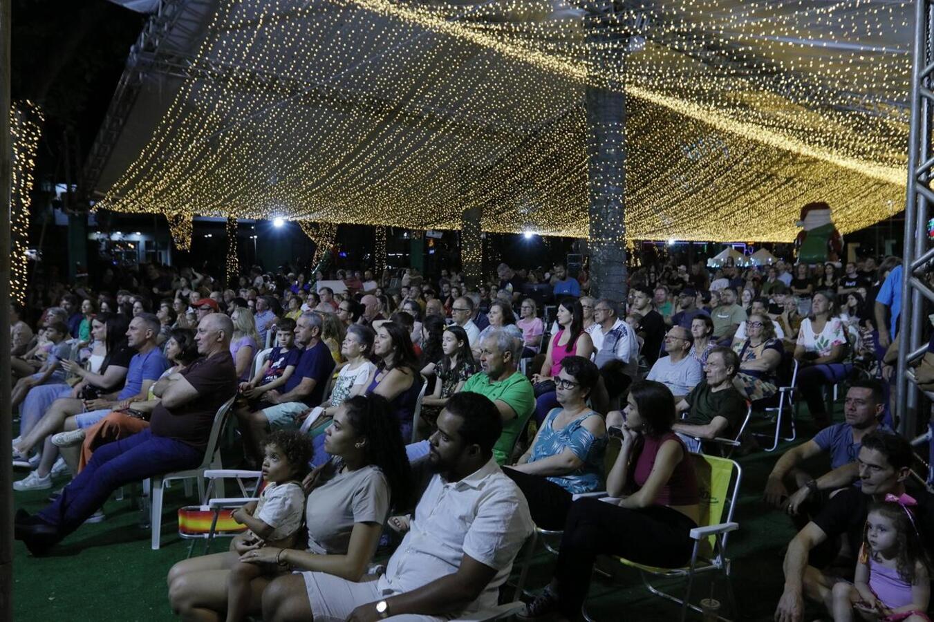 Na noite desta terça (17), Orquestra de Teutônia fez vibrar o público na Vila de Natal; logo após, caminhões da Coca-Cola percorreram várias ruas da cidade