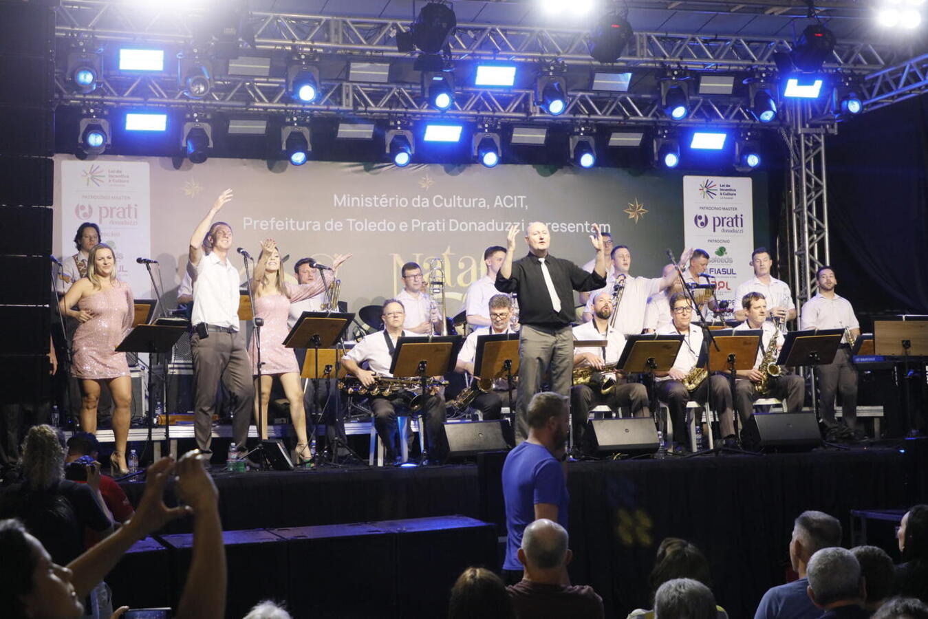 Na noite desta terça (17), Orquestra de Teutônia fez vibrar o público na Vila de Natal; logo após, caminhões da Coca-Cola percorreram várias ruas da cidade