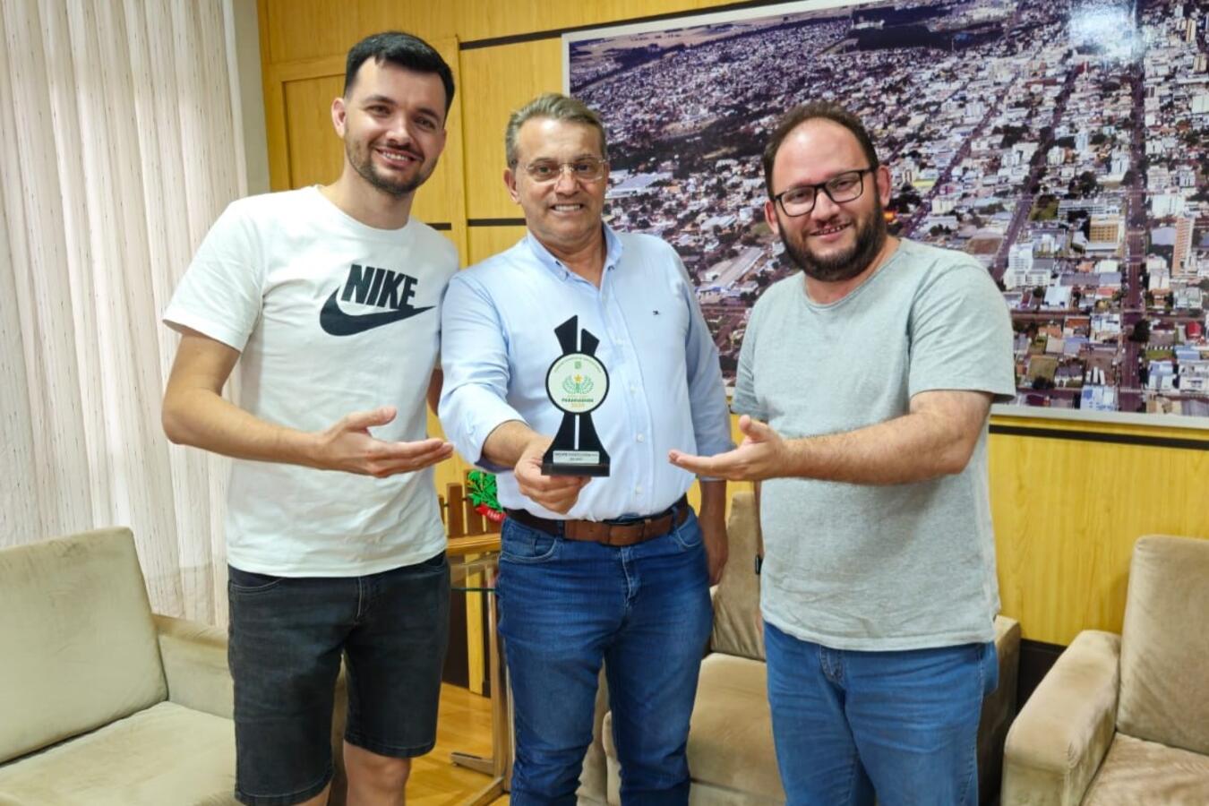 Como gesto de gratidão, representante da Federação Desportiva para Surdos do Paraná entregou, na tarde desta terça-feira (3), troféu ao prefeito Beto Lunitti