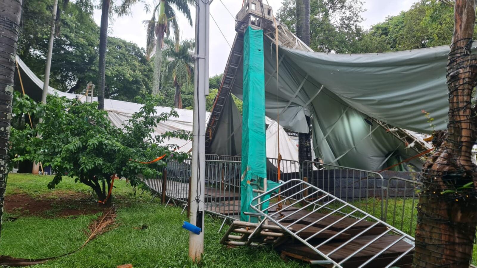O clima intenso do fim de semana afetou parte da estrutura, ocasionando queda de parte da lona. Os danos serão corrigidos pela empresa responsável 