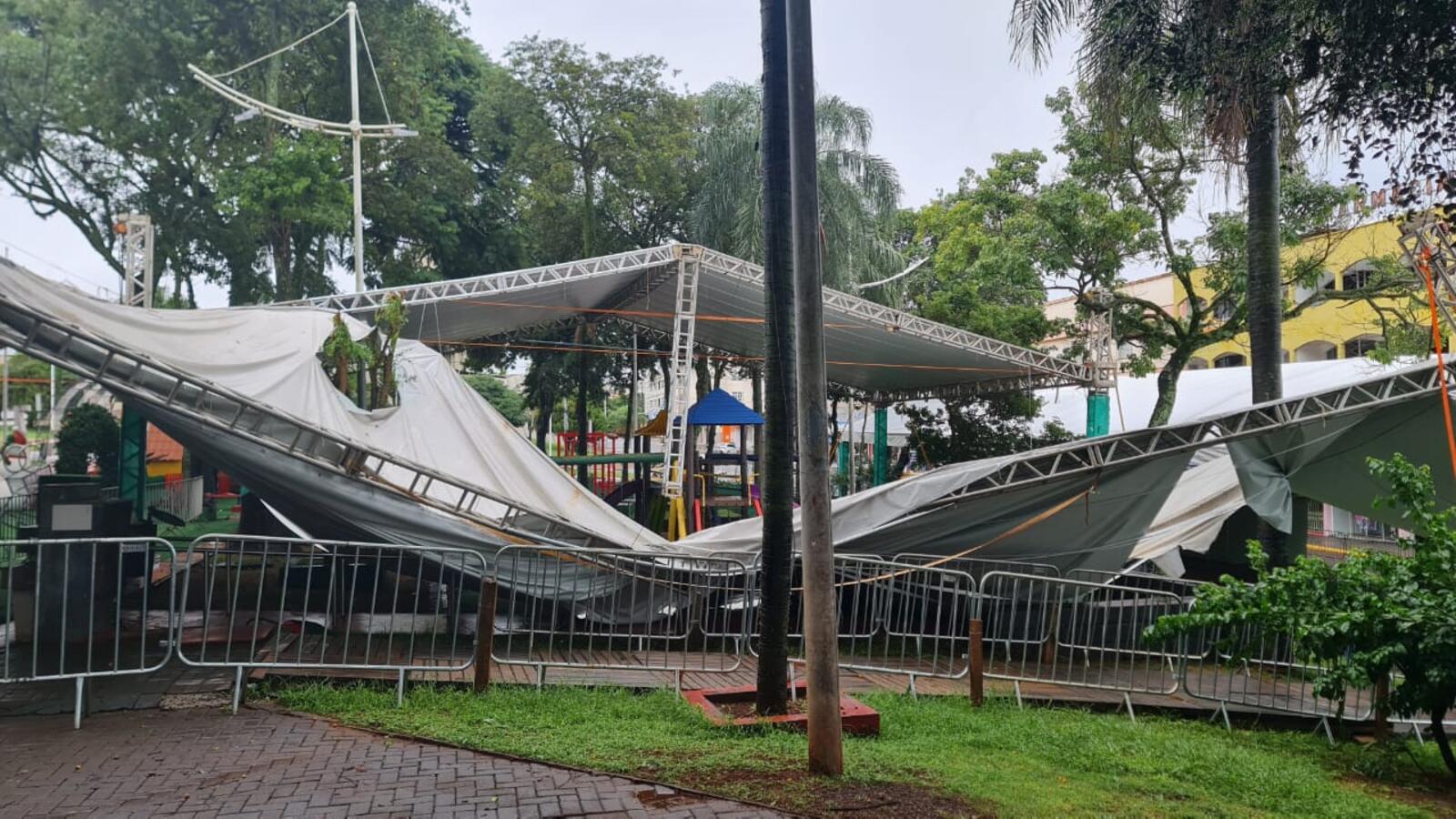 O clima intenso do fim de semana afetou parte da estrutura, ocasionando queda de parte da lona. Os danos serão corrigidos pela empresa responsável 