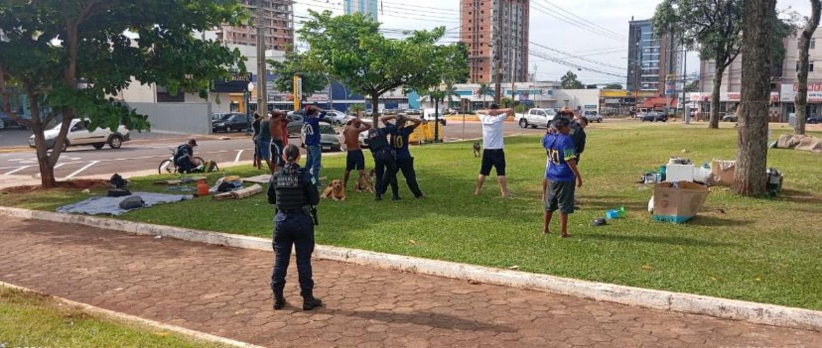 Na tarde desta quinta-feira (2) dez pessoas em situação de rua (PSR) foram abordadas pela Guarda Municipal por suspeita de drogas