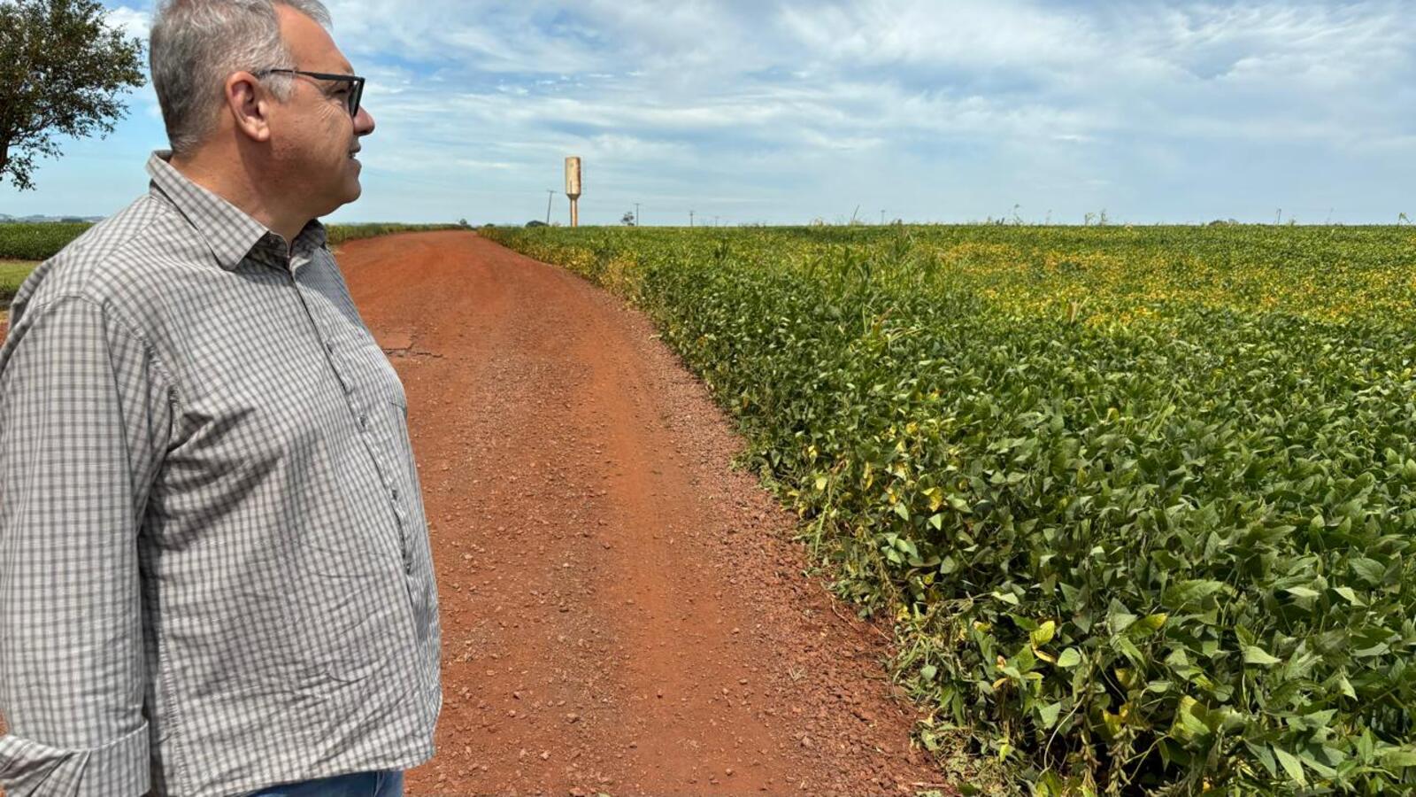 Durante visita em Linha Arapongas, no distrito de Vila Nova, prefeito Mario Costenaro vistoriou trechos da estrada rural