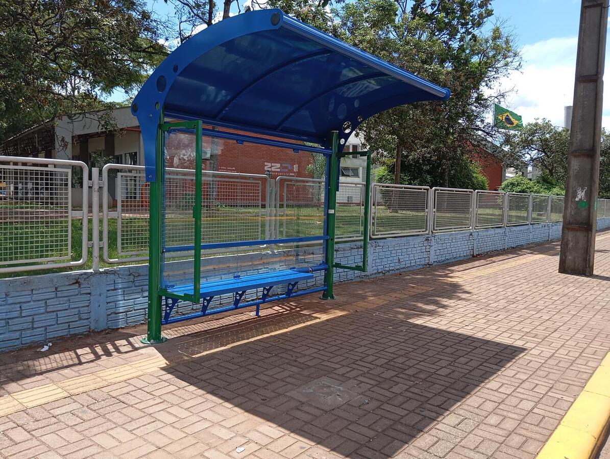 Emdur e Secretaria de Segurança e Mobilidade Urbana de Toledo iniciam instalações de novos abrigos de ônibus na cidade