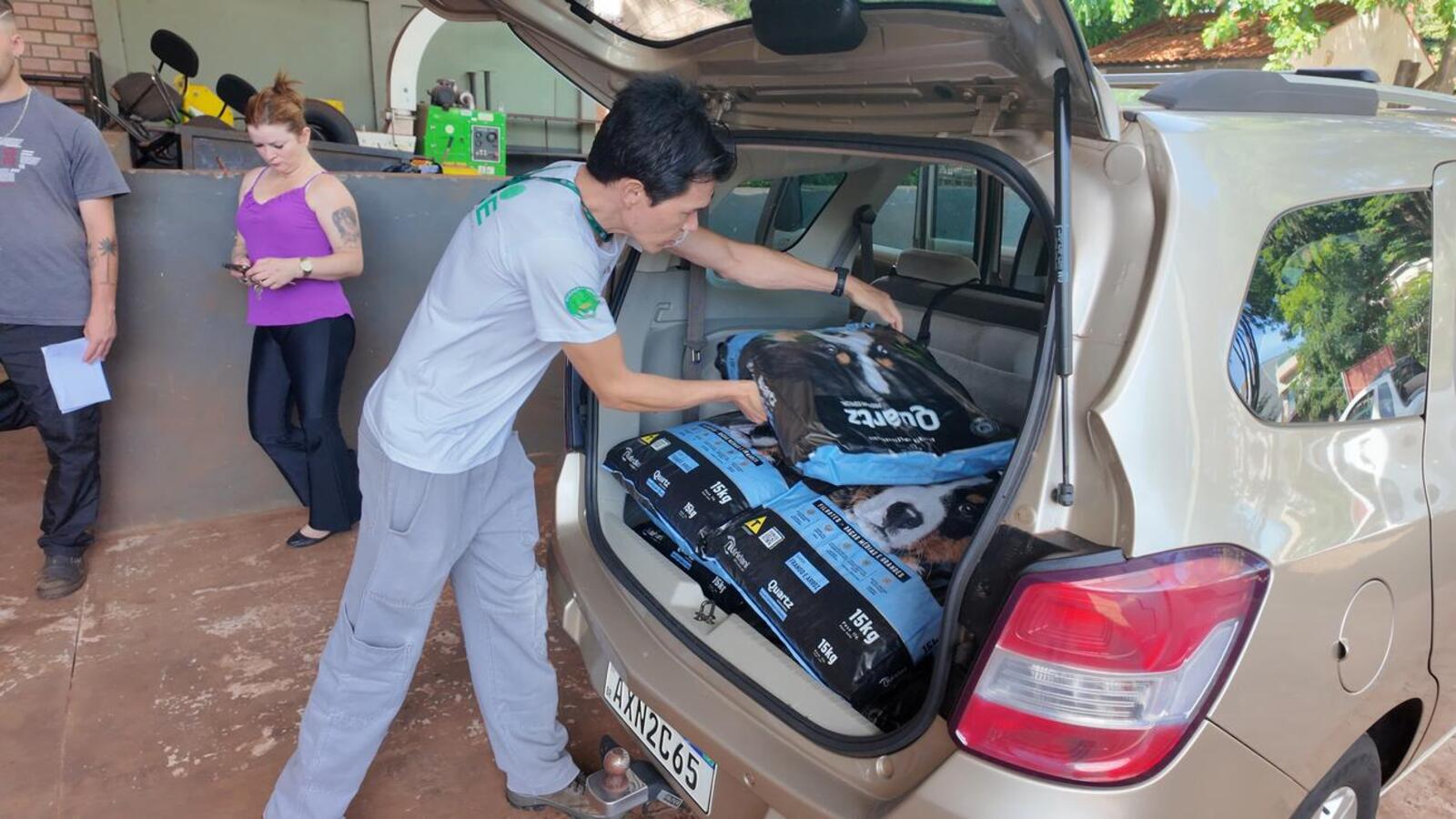 Protetoras cadastradas junto à Coordenadoria de Proteção e Defesa Animal da SMMA fizeram a retirada na manhã desta sexta (24) no Viveiro Municipal de Mudas
