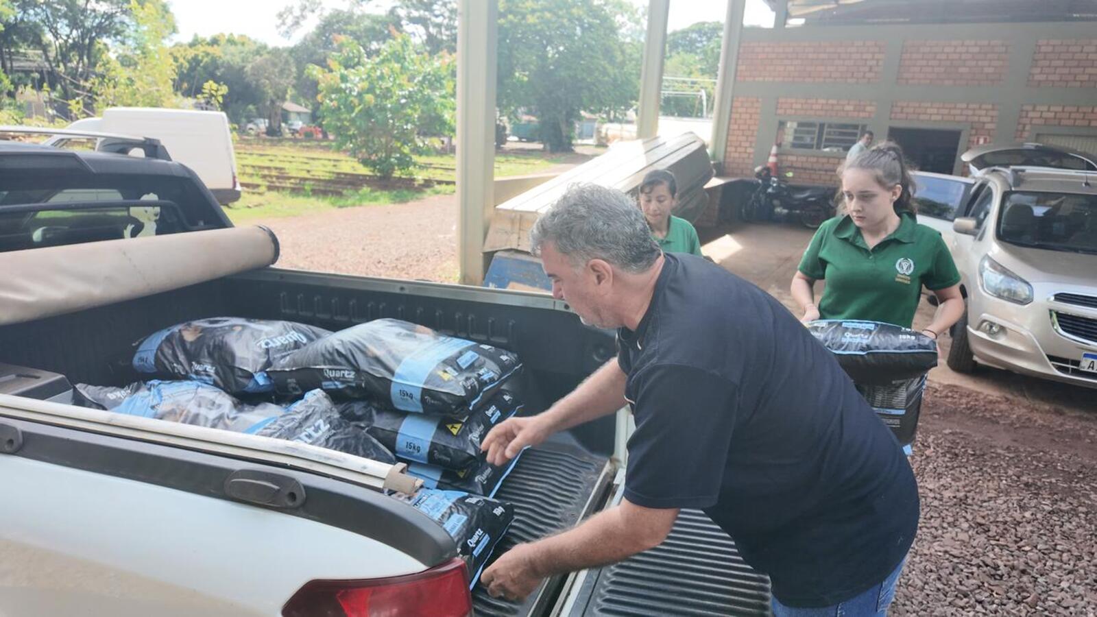 Protetoras cadastradas junto à Coordenadoria de Proteção e Defesa Animal da SMMA fizeram a retirada na manhã desta sexta (24) no Viveiro Municipal de Mudas