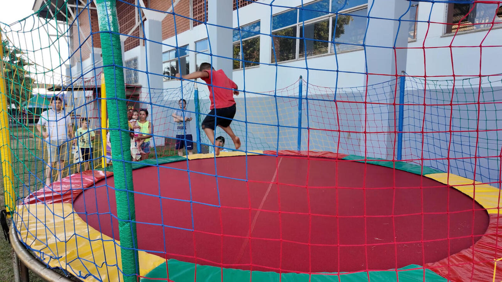 Foi uma tarde para as crianças, com brinquedos infláveis e cama elástica