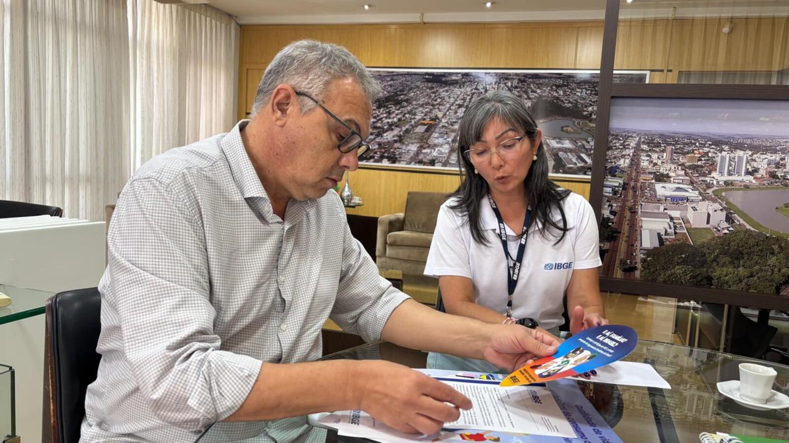 A chefe da Agência do IBGE em Toledo, Cristina Sakata, se reuniu com o prefeito Mario Costenaro para explicar como a pesquisa será realizada em Toledo