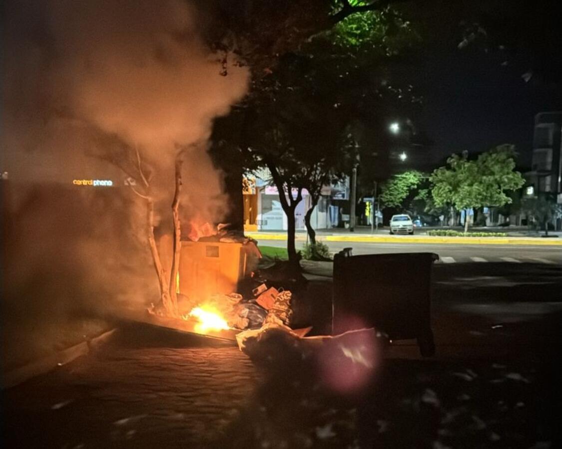 Foi incendiado um contêiner amarelo de lixo reciclável e um entulho de lixo próximo a um estabelecimento comercial
