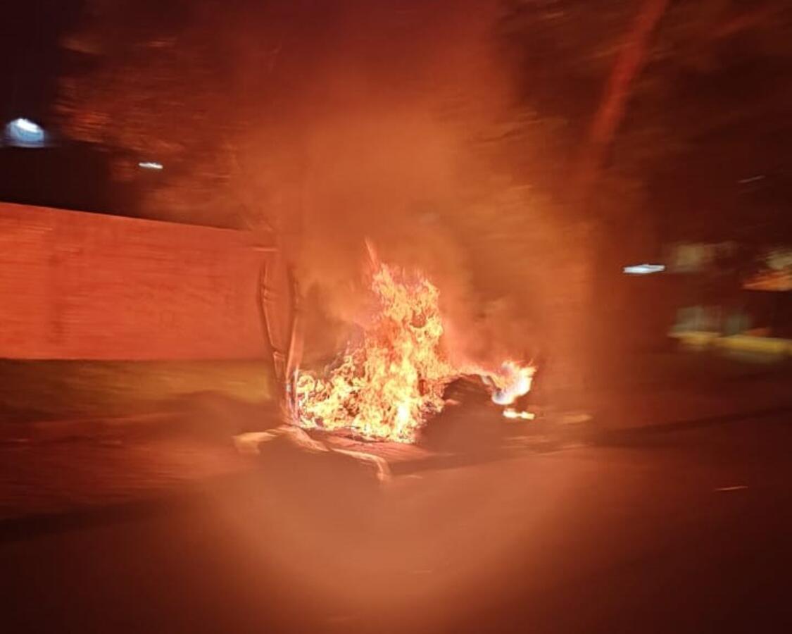 Foi incendiado um contêiner amarelo de lixo reciclável e um entulho de lixo próximo a um estabelecimento comercial
