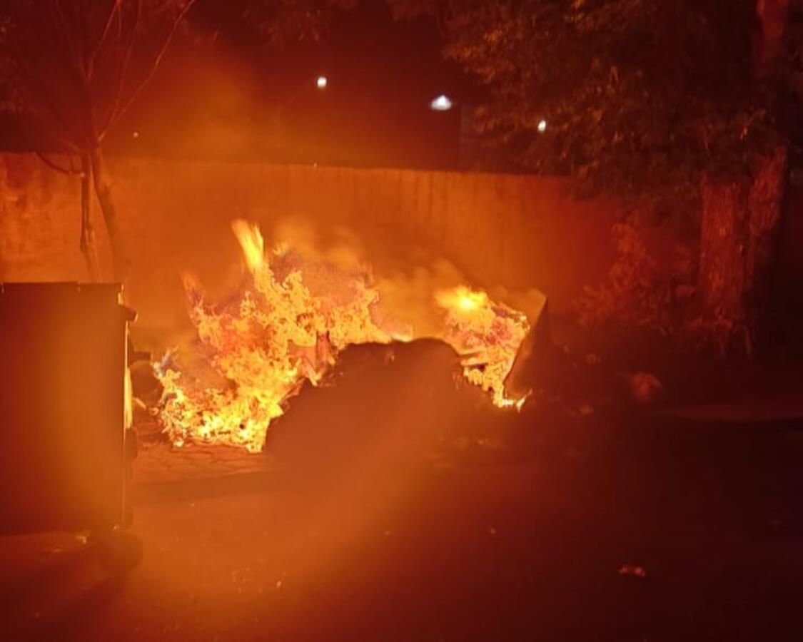 Foi incendiado um contêiner amarelo de lixo reciclável e um entulho de lixo próximo a um estabelecimento comercial