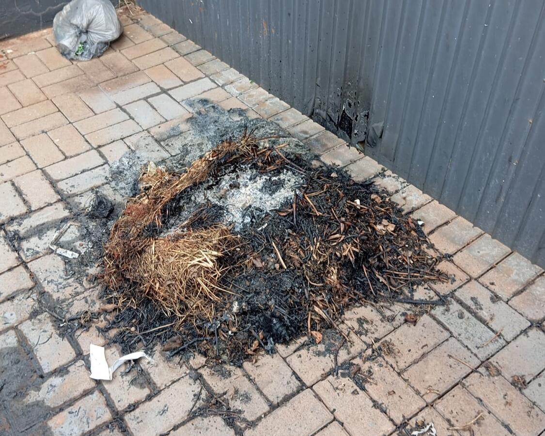 Foi incendiado um contêiner amarelo de lixo reciclável e um entulho de lixo próximo a um estabelecimento comercial