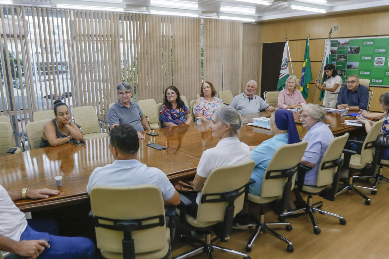 Representantes de seis entidades de Toledo se reuniram com o prefeito  para assinatura de apostilamento