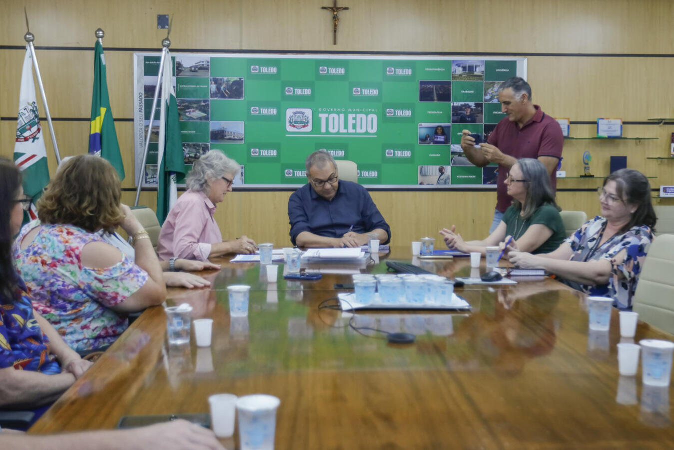 Representantes de seis entidades de Toledo se reuniram com o prefeito  para assinatura de apostilamento