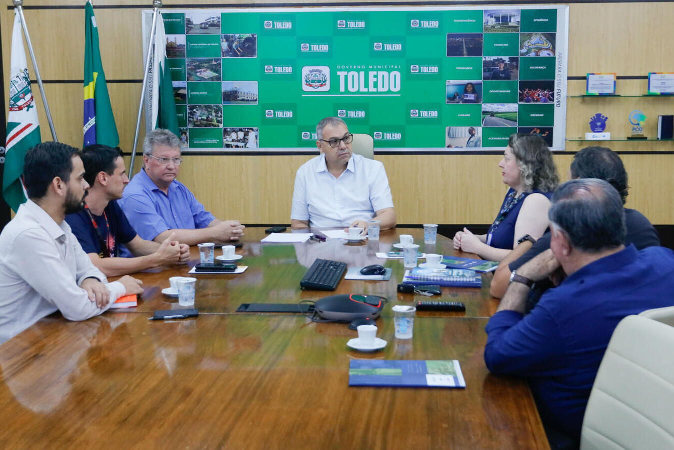 Encontro na manhã desta quarta (29) na Sala de Reuniões do Gabinete do Prefeito teve a presença de executivos de entidades que integram o Sistema Fecomércio/PR