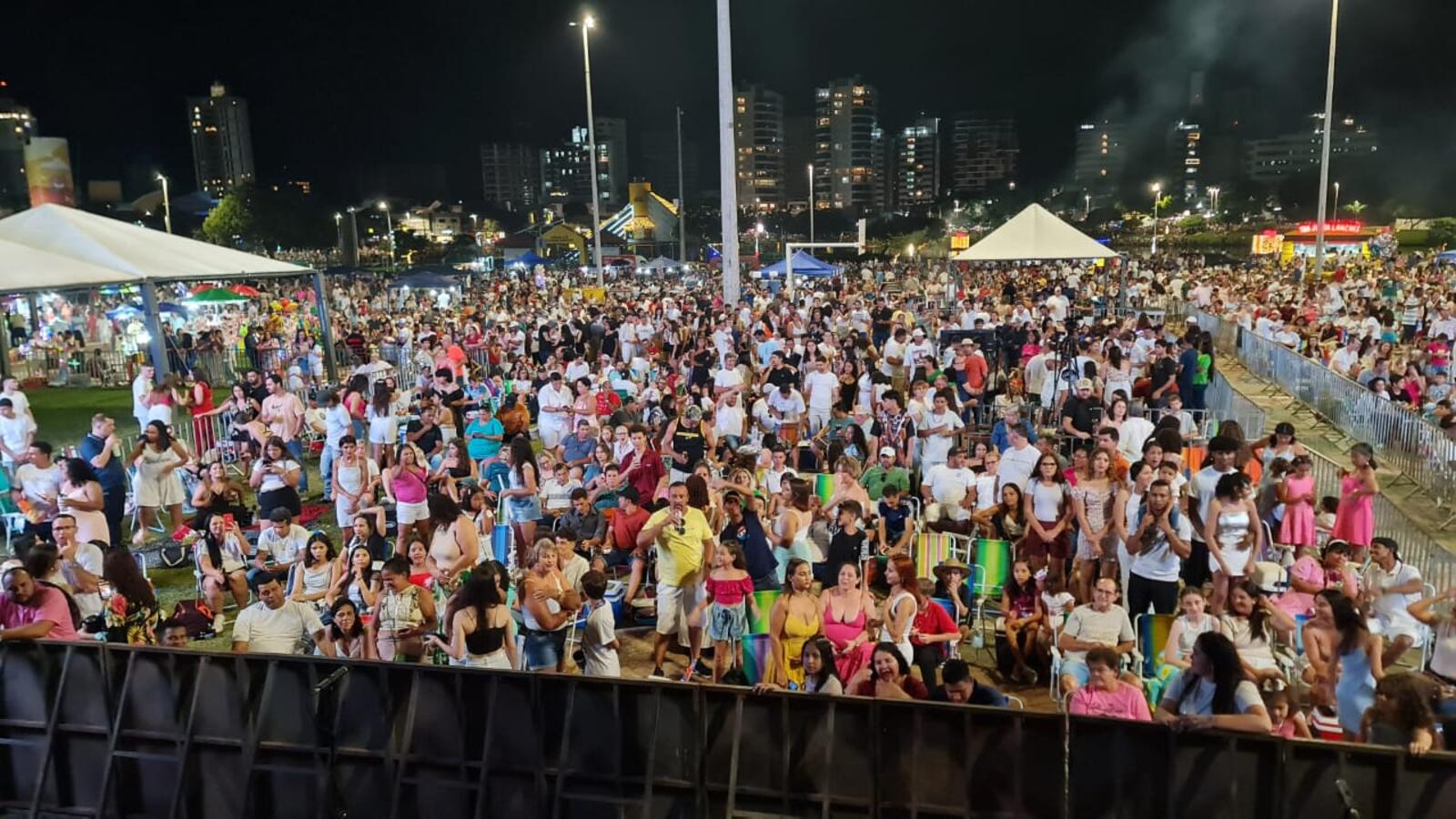 Cerca de 70 mil pessoas estiveram no Parque Ecológico Diva Paim Barth para prestigiar o tradicional réveillon, que teve queima de fogos com 16 minutos de duração