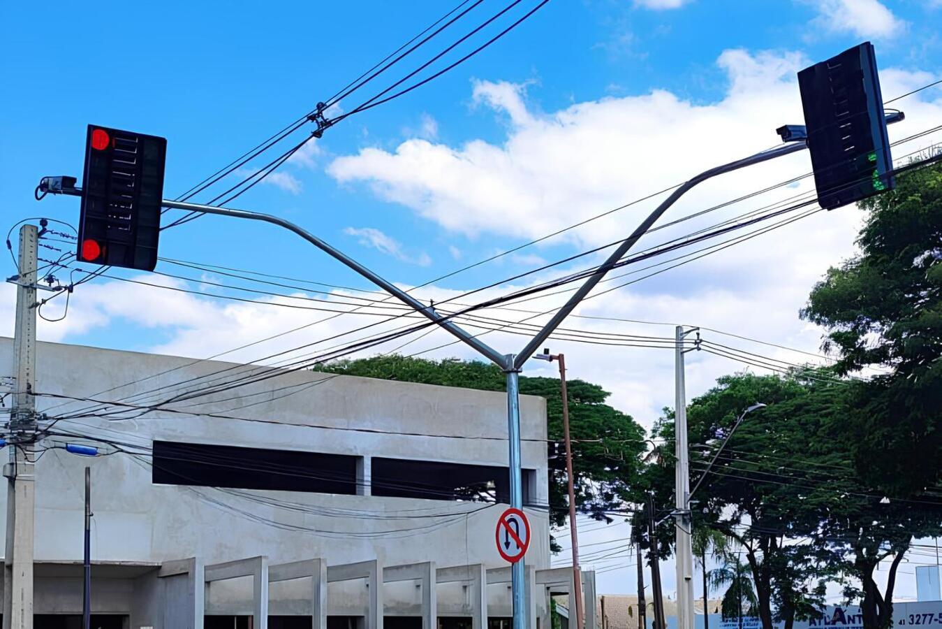 Câmaras instaladas na esquina da Raimundo Leonardi com a Nossa Senhora de Fátima controlam o tempo de sinal verde de cada via, segundo o volume de tráfego