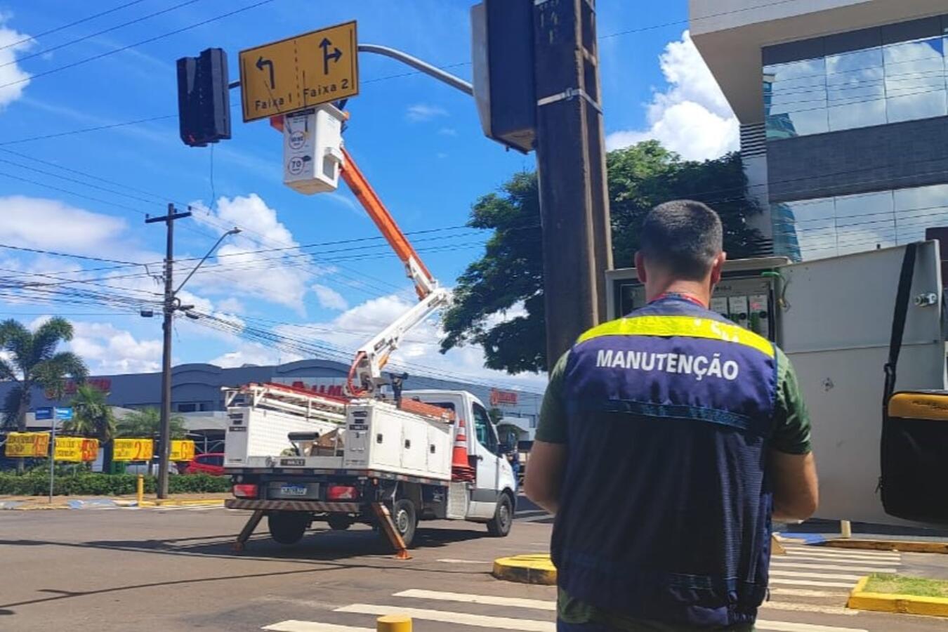 Câmaras instaladas na esquina da Raimundo Leonardi com a Nossa Senhora de Fátima controlam o tempo de sinal verde de cada via, segundo o volume de tráfego
