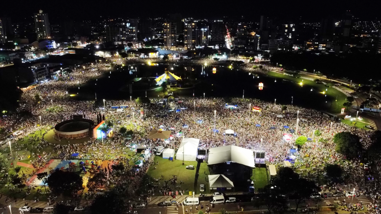 Cerca de 70 mil pessoas estiveram no Parque Ecológico Diva Paim Barth para prestigiar o tradicional réveillon, que teve queima de fogos com 16 minutos de duração