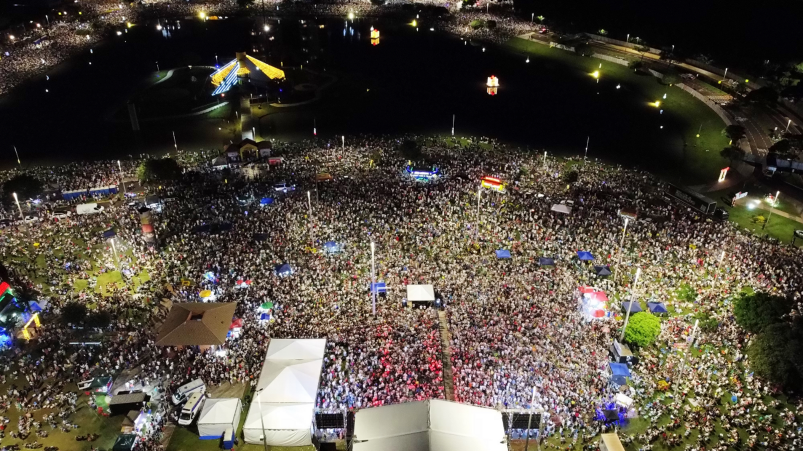 Cerca de 70 mil pessoas estiveram no Parque Ecológico Diva Paim Barth para prestigiar o tradicional réveillon, que teve queima de fogos com 16 minutos de duração