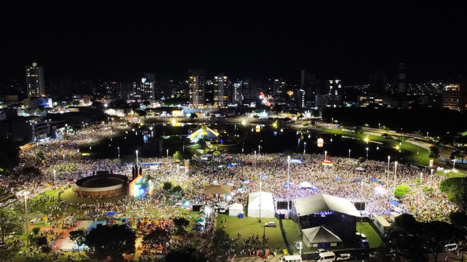 Cerca de 70 mil pessoas estiveram no Parque Ecológico Diva Paim Barth para prestigiar o tradicional réveillon, que teve queima de fogos com 16 minutos de duração