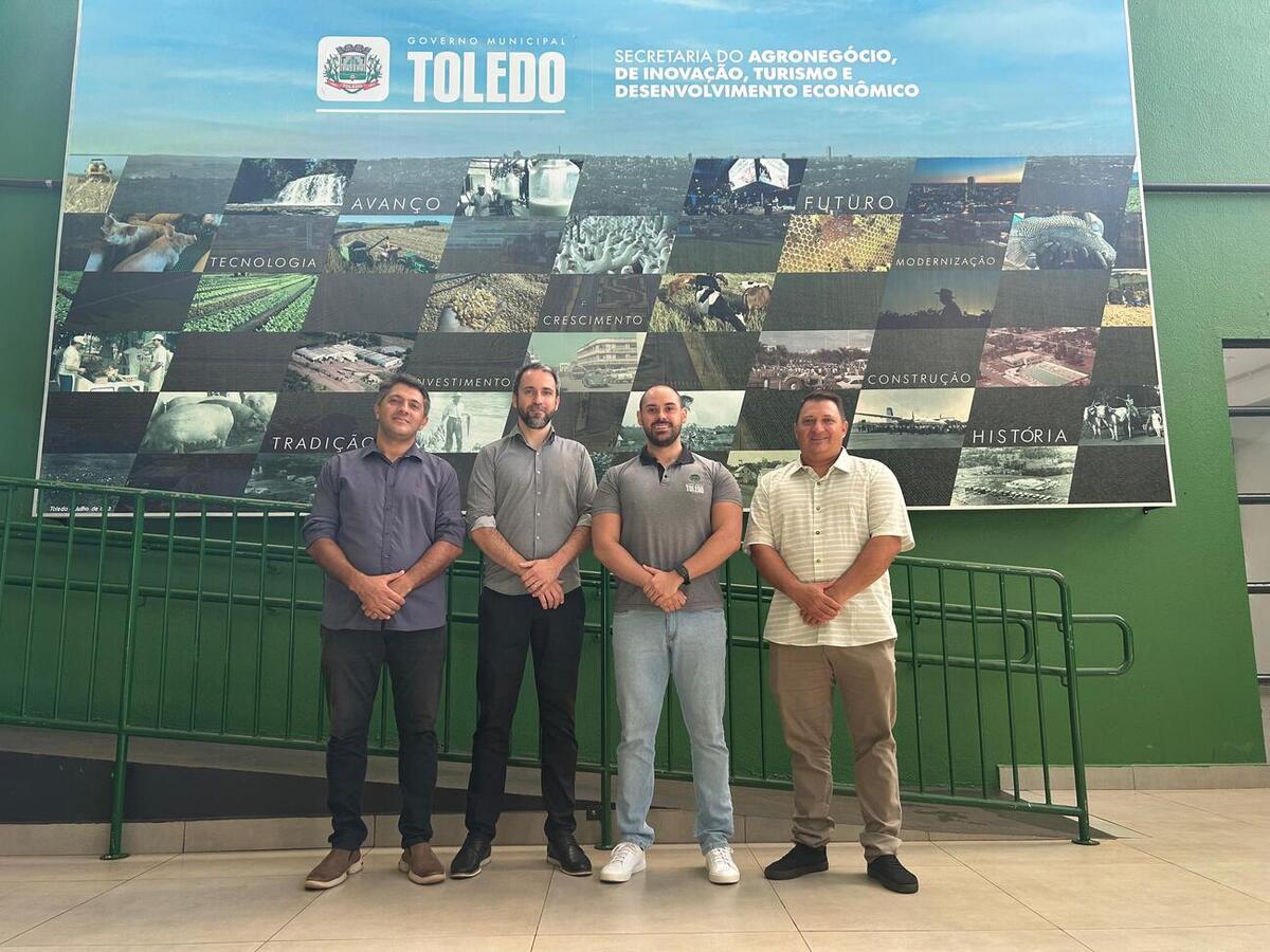 O vereador Jairo Cerbarro juntamente com o diretor do aeroporto de Toledo realizaram uma visita à Secretaria de Desenvolvimento Econômico