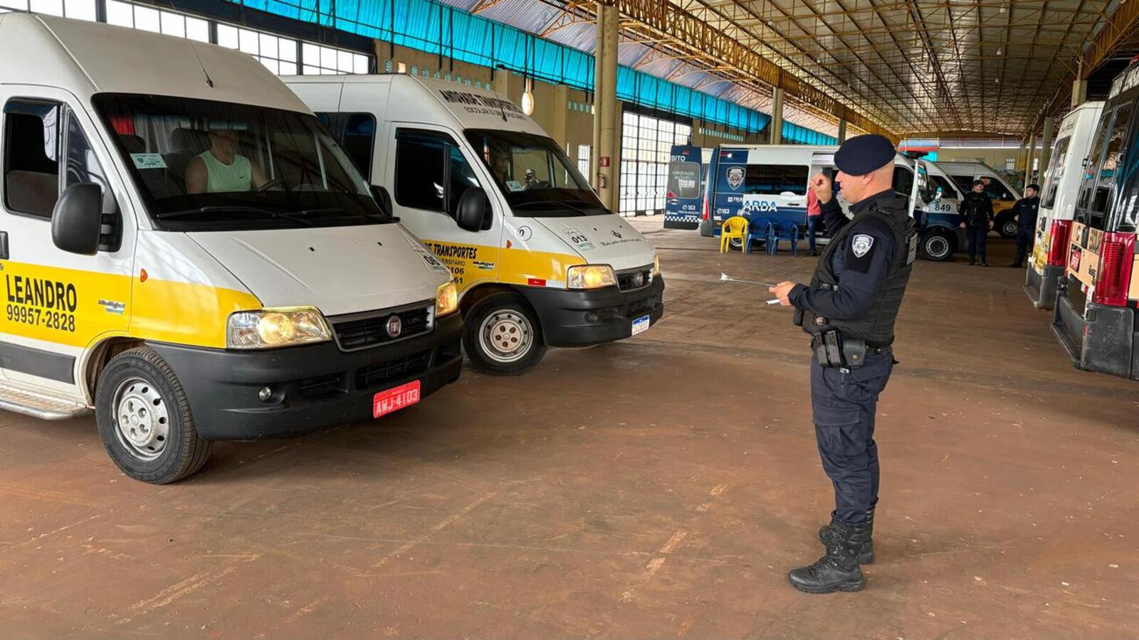 Vans e ônibus escolares têm itens de segurança verificados para estarem aptos à prestação do serviço