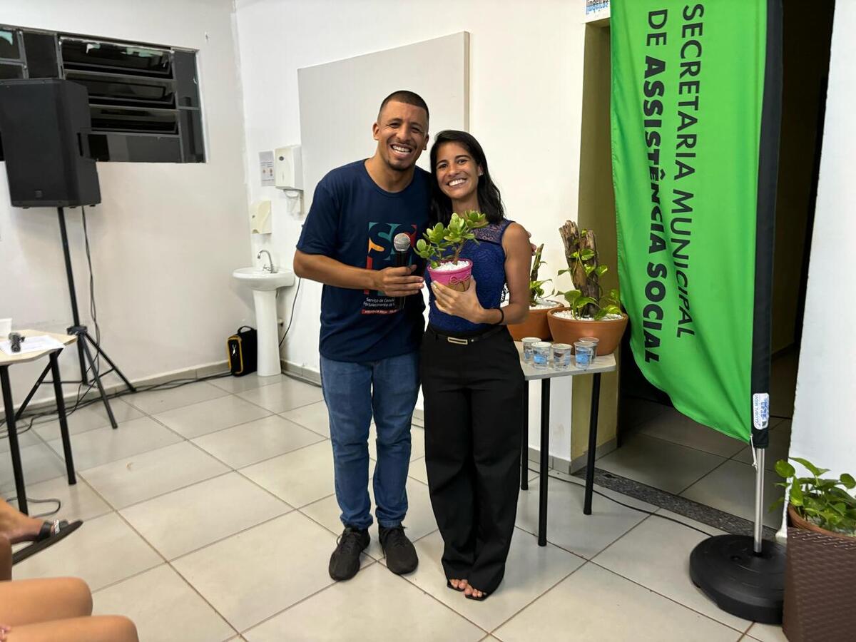 Participantes do programa e seus pais participaram, na noite desta quarta-feira (12), de evento que contou com a participação de diversas autoridades municipais