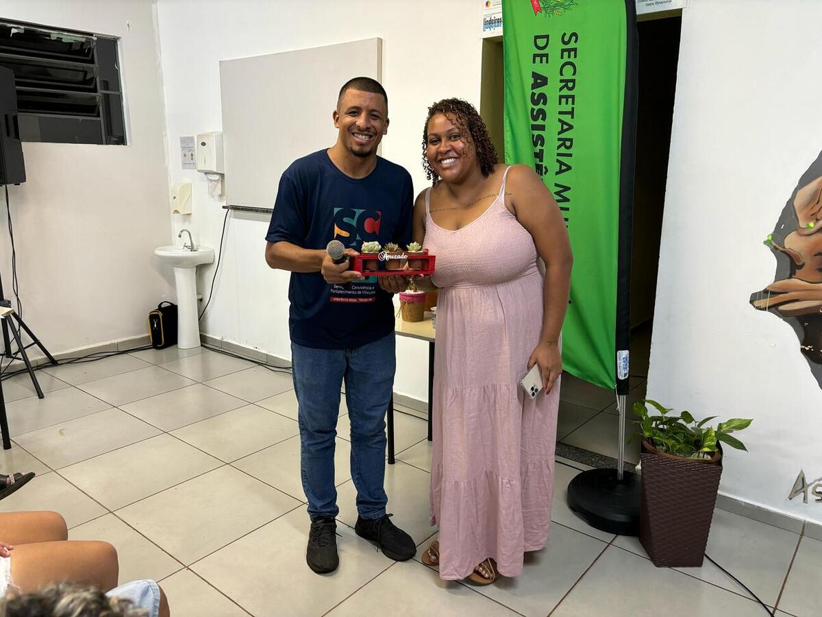 Participantes do programa e seus pais participaram, na noite desta quarta-feira (12), de evento que contou com a participação de diversas autoridades municipais