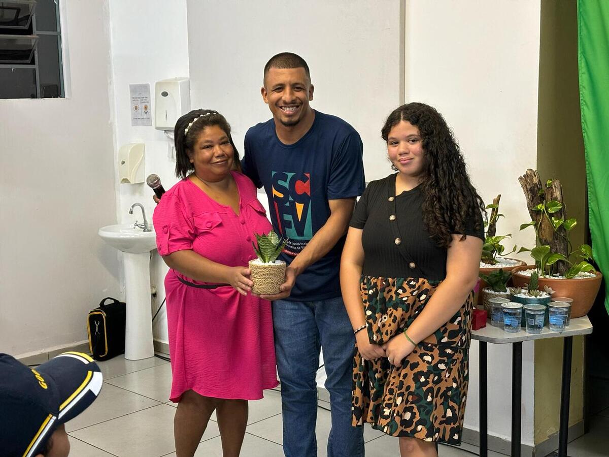 Participantes do programa e seus pais participaram, na noite desta quarta-feira (12), de evento que contou com a participação de diversas autoridades municipais