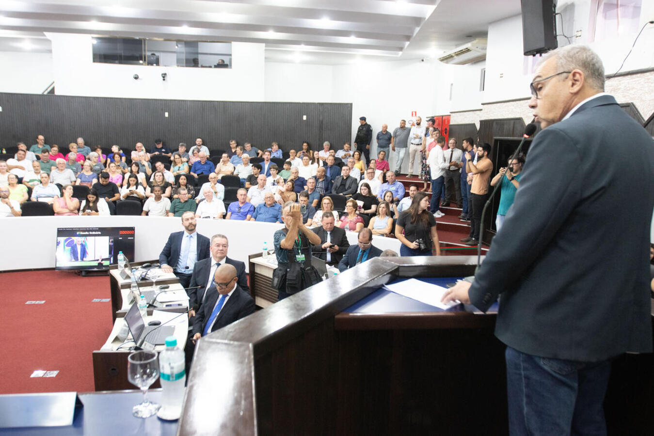 Mario Costenaro ocupou a mesa diretora juntamente com autoridades do legislativo e discursou no início da sessão