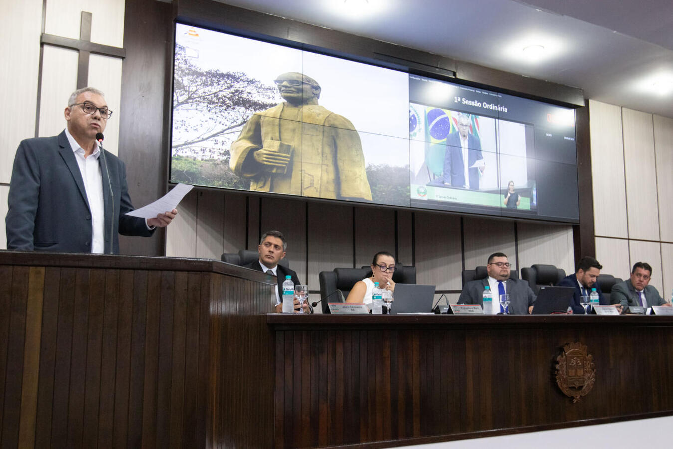 Mario Costenaro ocupou a mesa diretora juntamente com autoridades do legislativo e discursou no início da sessão