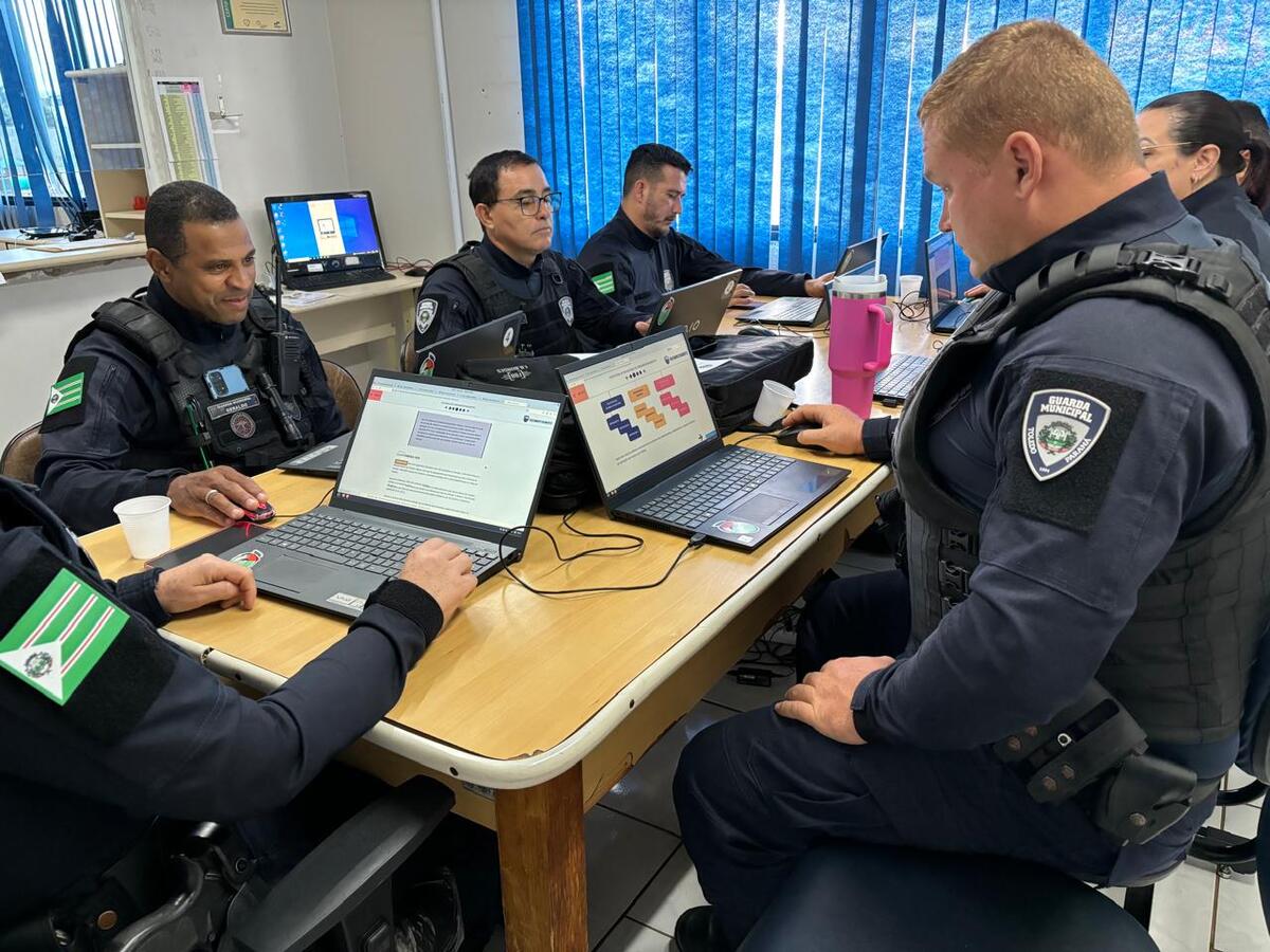O curso foi realizado para tornar os profissionais qualificados para operar câmeras e sistemas de segurança da Central de Operações da Guarda Municipal de Toledo