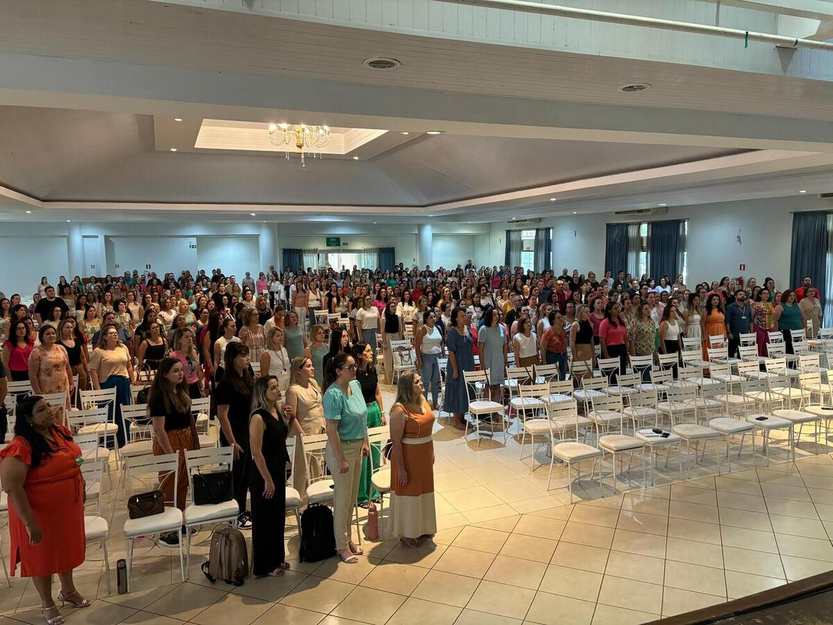 Também houve posse de novos diretores de escolas municipais e Cmeis, bem como reconhecimento pelo trabalho dos que encerraram a gestão