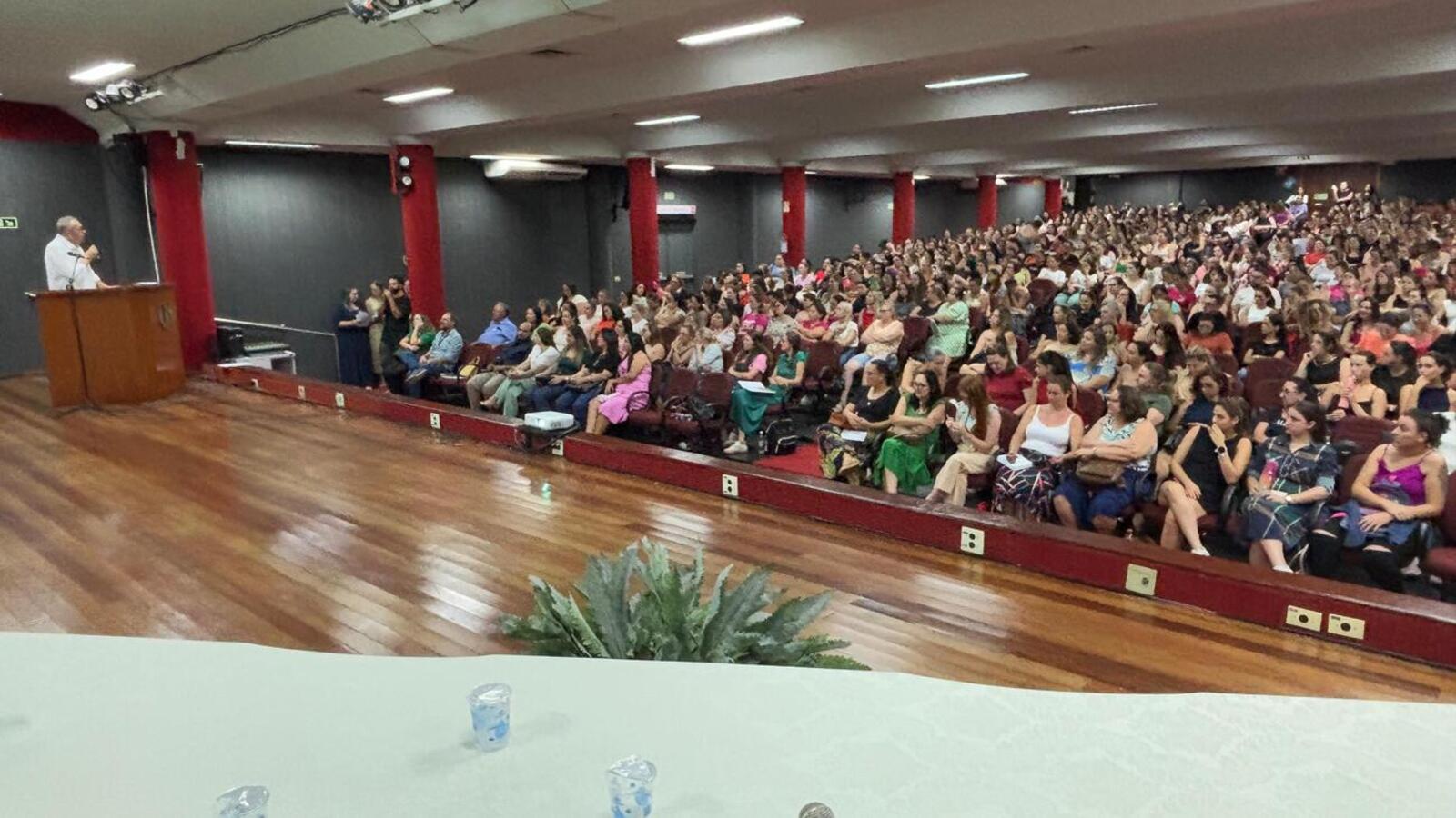 Também houve posse de novos diretores de escolas municipais e Cmeis, bem como reconhecimento pelo trabalho dos que encerraram a gestão